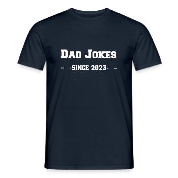 Papa plaisante depuis 2023 - T-shirt homme - marine - Devant - AI Model Male 178 light (178cm)