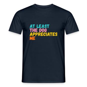Au moins, le chien m’apprécie - T-shirt homme - marine - Devant - AI Model Male 178 light (178cm)