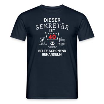 Dieser Sekretär ist 40. Schonend behandeln - Männer T-Shirt - Navy - Vorne - AI Model Male 178 light (178cm)