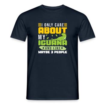 Iguana and like maybe 3 people - Männer T-Shirt - Navy - Vorne - AI Model Male 178 light (178cm)