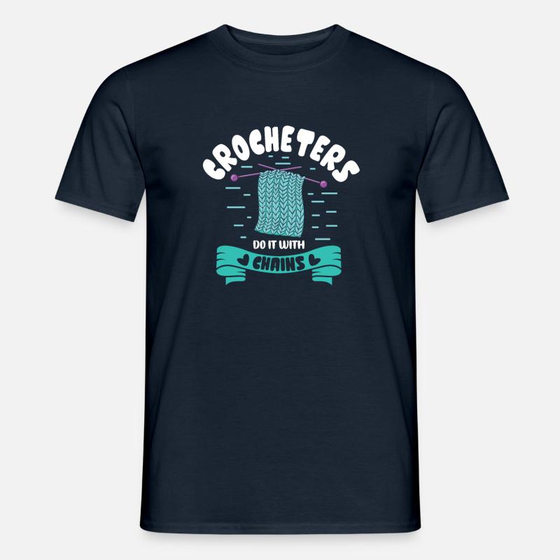 Crocheters do it with chains - Männer T-Shirt - Navy