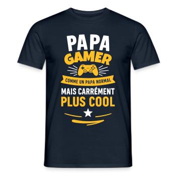 Papa gamer – plus cool qu’un papa normal - T-shirt homme - marine - Devant - AI Model Male 178 light (178cm)