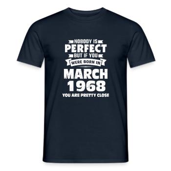 55e anniversaire Mars Né en 1968 Idée cadeau - T-shirt homme - marine - Devant - AI Model Male 178 light (178cm)
