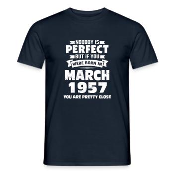 66e anniversaire Mars Né en 1957 Idée cadeau - T-shirt homme - marine - Devant - AI Model Male 178 light (178cm)