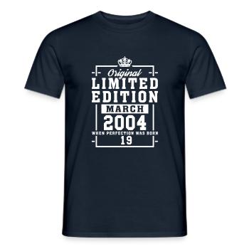 19e anniversaire Mars Né 2004 Idée cadeau - T-shirt homme - marine - Devant - AI Model Male 178 light (178cm)