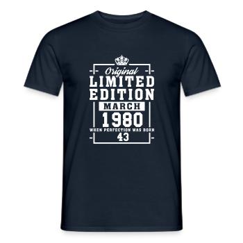 43e anniversaire Mars Né en 1980 Idée cadeau - T-shirt homme - marine - Devant - AI Model Male 178 light (178cm)