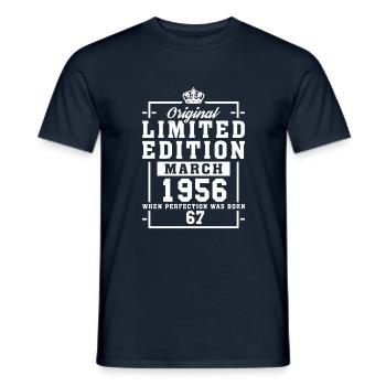 67e anniversaire Mars Né en 1956 Idée cadeau - T-shirt homme - marine - Devant - AI Model Male 178 light (178cm)