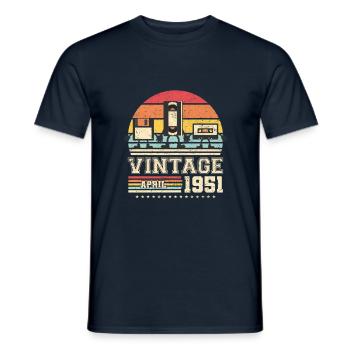72e anniversaire Avril Né 1951 Idée cadeau - T-shirt homme - marine - Devant - AI Model Male 178 light (178cm)