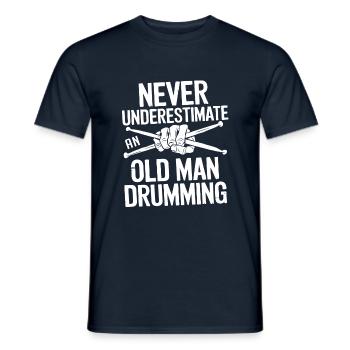 Unterschätze nie einen alten Mann am Schlagzeug - Männer T-Shirt - Navy - Vorne - AI Model Male 178 light (178cm)