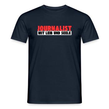 Journalist mit Leib und Seele - Männer T-Shirt - Navy - Vorne - AI Model Male 178 light (178cm)