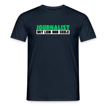 Journalist mit Leib und Seele - Männer T-Shirt - Navy - Vorne - AI Model Male 178 light (178cm)