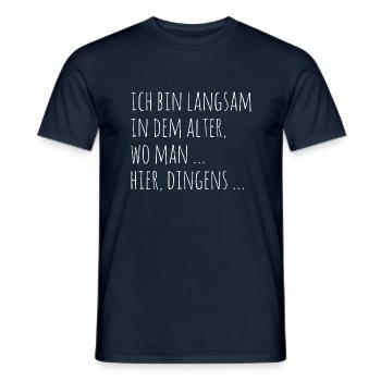 Ich bin langsam in dem Alter wo man hier dingens - Männer T-Shirt - Navy - Vorne - AI Model Male 178 light (178cm)