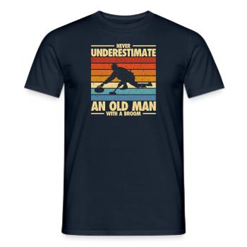 Ne sous-estimez jamais un vieil homme avec un balai - T-shirt homme - marine - Devant - AI Model Male 178 light (178cm)