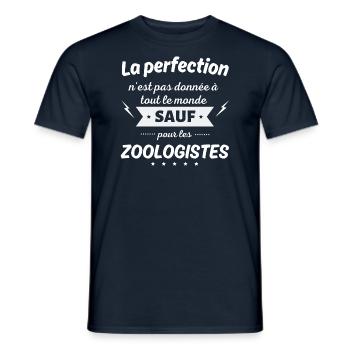 La perfection n est pas donnée sauf zoologiste - T-shirt homme - marine - Devant - AI Model Male 178 light (178cm)