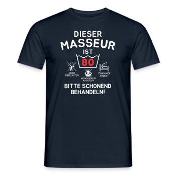 Ce masseur a 80 ans. - T-shirt homme - marine - Devant - AI Model Male 178 light (178cm)