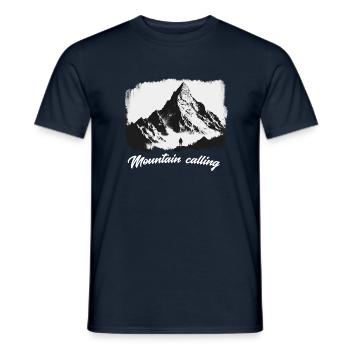 Mountain Calling 9 - Männer T-Shirt - Navy - Vorne - AI Model Male 178 light (178cm)