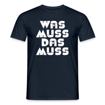 Was muss, das muss – typisch Deutscher Spruch - Männer T-Shirt - Navy - Vorne - AI Model Male 178 light (178cm)