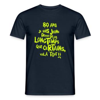 80 ans jeune depuis longtemps anniversai - T-shirt homme - marine - Devant - AI Model Male 178 light (178cm)