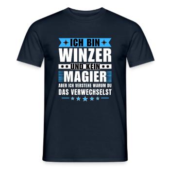 Ich bin Winzer und kein Magier - Männer T-Shirt - Navy - Vorne - AI Model Male 178 light (178cm)