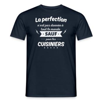 La perfection n est pas donnée sauf cuisinier - T-shirt homme - marine - Devant - AI Model Male 178 light (178cm)