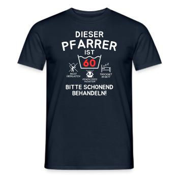 Dieser Pfarrer ist 60. Schonend behandeln - Männer T-Shirt - Navy - Vorne - AI Model Male 178 light (178cm)
