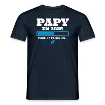 Futur Papy 2025 Grand-père Bébé Grossesse Cadeau - T-shirt homme - marine - Devant - AI Model Male 178 light (178cm)