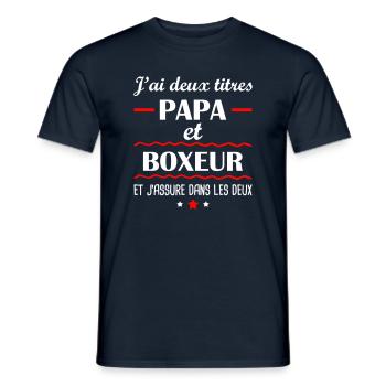 Deux titres papa boxeur, cadeau fête des pères - T-shirt homme - marine - Devant - AI Model Male 178 light (178cm)