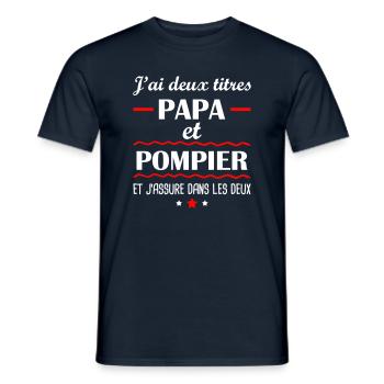 Deux titres papa pompier, cadeau fête des pères - T-shirt homme - marine - Devant - AI Model Male 178 light (178cm)