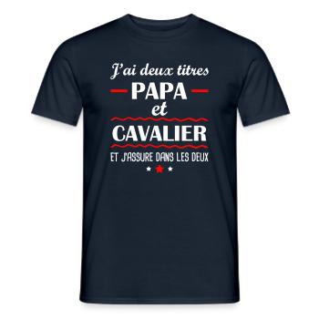 Deux titres papa cavalier, cadeau fête des pères - T-shirt homme - marine - Devant - AI Model Male 178 light (178cm)
