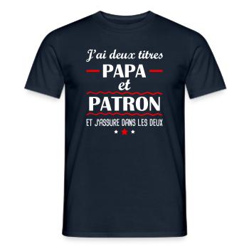 Deux titres papa patron, cadeau fête des pères - T-shirt homme - marine - Devant - AI Model Male 178 light (178cm)