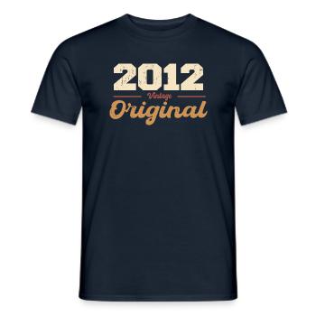 2012 Vintage Anniversaire Rétro Cadeau 2012 - T-shirt homme - marine - Devant - AI Model Male 178 light (178cm)