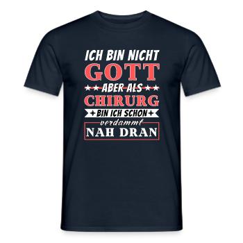 Ich bin nicht Gott aber als Chirurg nah dran - Männer T-Shirt - Navy - Vorne - AI Model Male 178 light (178cm)