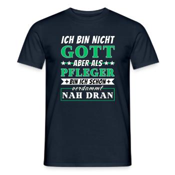 Ich bin nicht Gott aber als Pfleger nah dran - Männer T-Shirt - Navy - Vorne - AI Model Male 178 light (178cm)