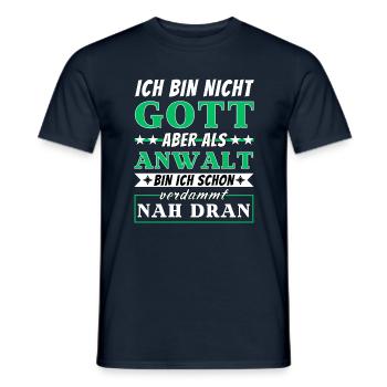 Ich bin nicht Gott aber als Anwalt nah dran - Männer T-Shirt - Navy - Vorne - AI Model Male 178 light (178cm)
