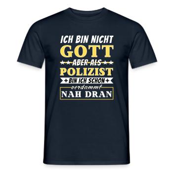 Ich bin nicht Gott aber als Polizist nah dran - Männer T-Shirt - Navy - Vorne - AI Model Male 178 light (178cm)