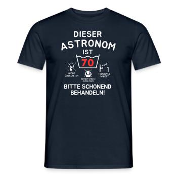 Cet astronome a 70 ans. - T-shirt homme - marine - Devant - AI Model Male 178 light (178cm)