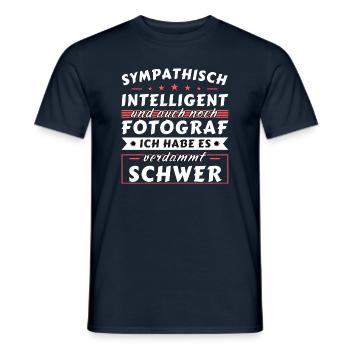 Sympathisch und intelligent - Fotograf Edition - Männer T-Shirt - Navy - Vorne - AI Model Male 178 light (178cm)