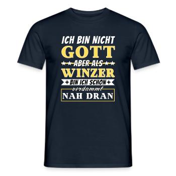 Ich bin nicht Gott aber als Winzer nah dran - Männer T-Shirt - Navy - Vorne - AI Model Male 178 light (178cm)