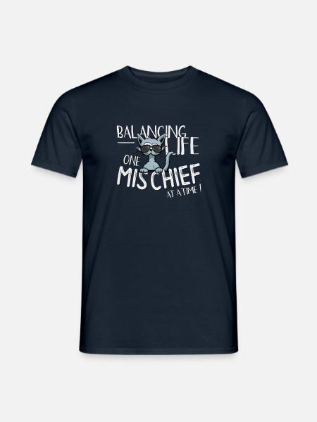 Balancing Life One Mischief At A Time! Katze - Männer T-Shirt - Navy
