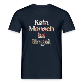 PERSONNE N’EST ILLÉGAL - L’Original - T-shirt homme - marine - Devant - AI Model Male 178 light (178cm)