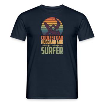 Wasserhobbys Coolster Surfing Dad - Männer T-Shirt - Navy - Vorne - AI Model Male 178 light (178cm)