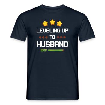Levling Up Husband Gamer Ehemann Geschenk Hochzeit - Männer T-Shirt - Navy - Vorne - AI Model Male 178 light (178cm)