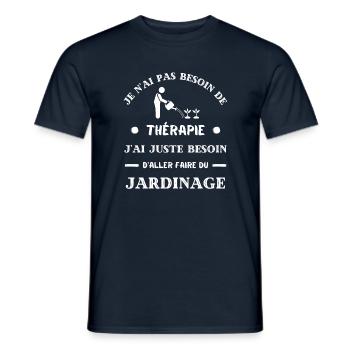 t shirt humour jardin therapie jardinage jardinier - T-shirt homme - marine - Devant - AI Model Male 178 light (178cm)