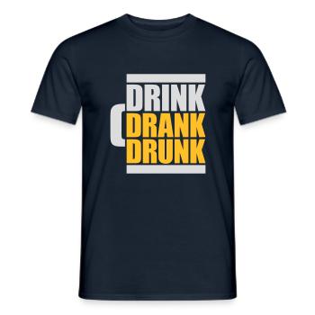 drink drank drunk Zitat - Männer T-Shirt - Navy - Vorne - AI Model Male 178 light (178cm)