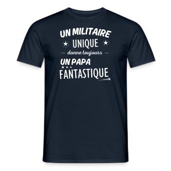 Un militaire unique donne un papa fanstastique - T-shirt homme - marine - Devant - AI Model Male 178 light (178cm)