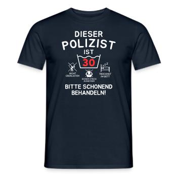 Ce policier a 30 ans. - T-shirt homme - marine - Devant - AI Model Male 178 light (178cm)