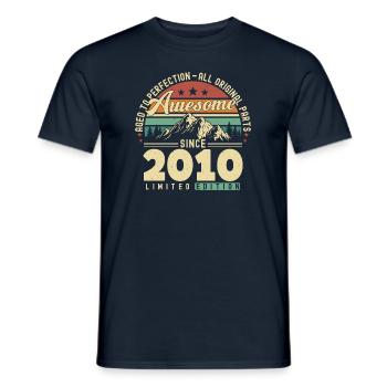 Großartig seit 2010 - Männer T-Shirt - Navy - Vorne - AI Model Male 178 light (178cm)