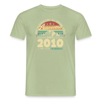 Großartig seit 2010 - Männer T-Shirt - Sage - Vorne - AI Model Male 178 light (178cm)