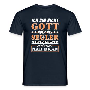 Ich bin nicht Gott aber als Segler nah dran - Männer T-Shirt - Navy - Vorne - AI Model Male 178 light (178cm)