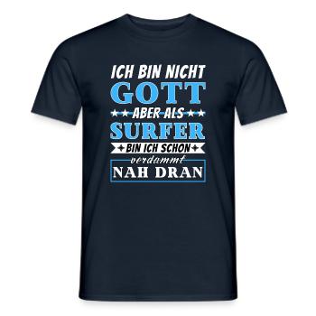 Ich bin nicht Gott aber als Surfer nah dran - Männer T-Shirt - Navy - Vorne - AI Model Male 178 light (178cm)